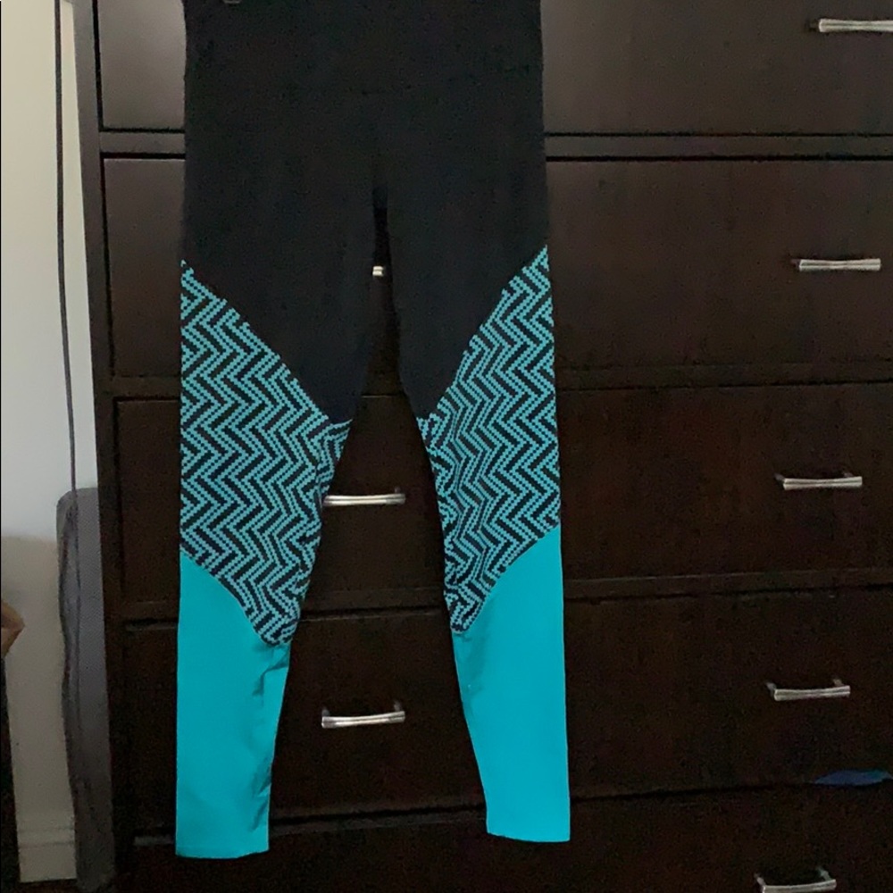 Onzie turquoise/blk geometric print leggings S/M